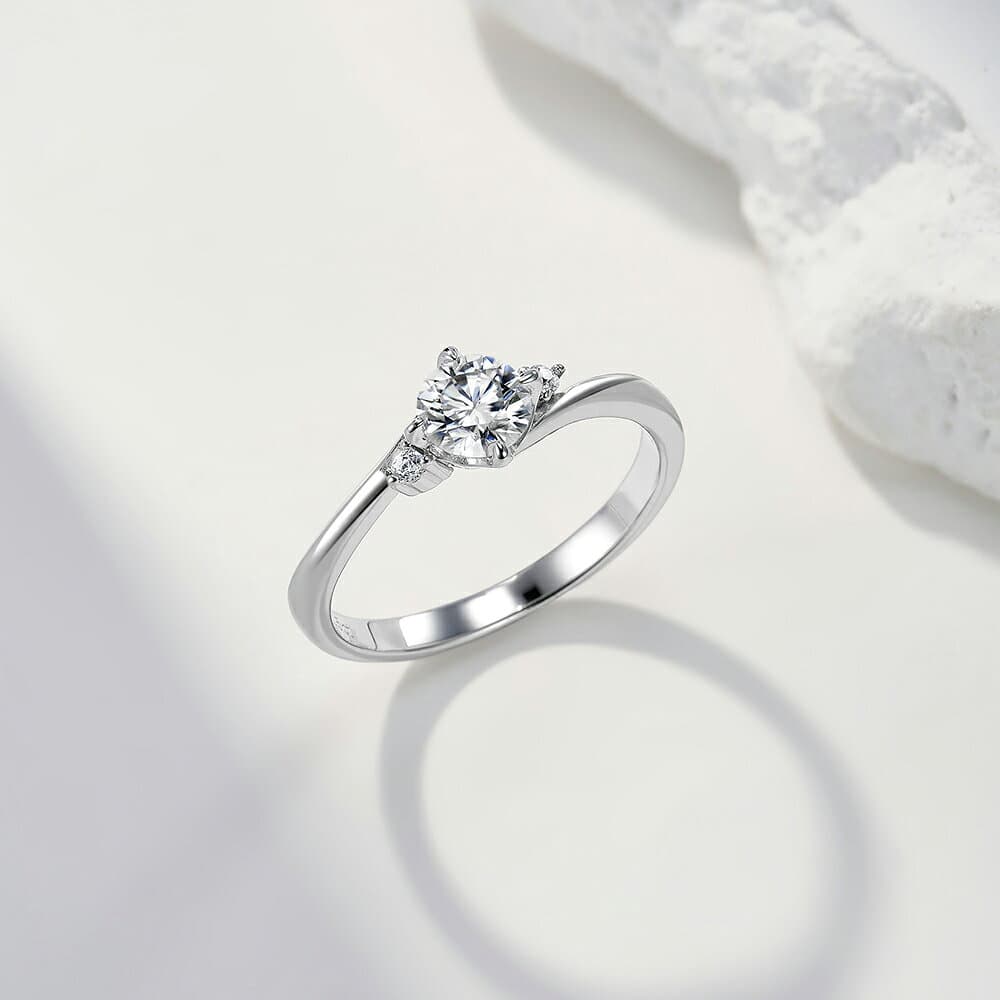 「一部在庫限り11,800円→6,980円&20％OFFクーポン」「当日発送」「夢の翼」婚約指輪 モアサナイト プロポーズリング 結婚指輪 エンゲージリング 指輪 レディース 0.3ct/0.5ct S925 リング ファッションリング 記念日 彼女 9号/10号/11号/13号 プレゼント ボックス付 KRKC thumbnail 2