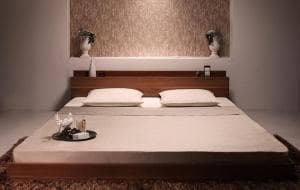 【上品家具】 棚・コンセント付きフロアベッド プレミアムボンネルコイルマットレス付き セミダブル 組立設置付