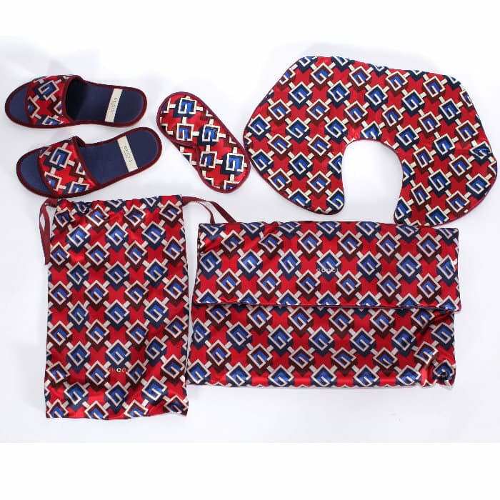 GUCCI グッチ ジオメトリックG プリント トラベルセット 662431 20XA0 8494 レッドマルチ アイマスク スリッパ エアーピロー ポーチ メンズ レディース ユニセックス バッグ 枕 トラベル 旅行 飛行機 機内グッズ 売れ筋