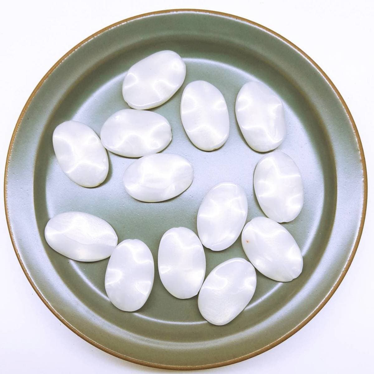 【道後雑貨店32-20】6個 ⇒8個※在庫処分特価セール！！パール調ウェーブビーズ　ストーン アクリルビーズ チャーム レア インポート 手芸 材料 副資材 デザインストーン