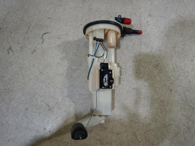 【中古】中古部品 エブリィ DA17V フューエルポンプ 【3330810100-220526000720600】