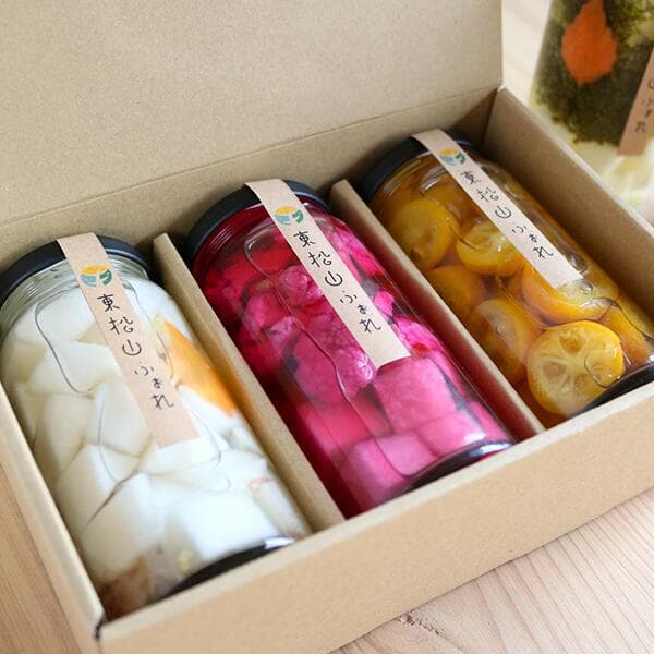 【ふるさと納税】減農薬野菜使用！季節のピクルス 3本詰め合わせ ｜埼玉県 東松山市 お任せ 減農薬 旬の野菜 季節野菜 常備菜 和風 洋風 ハニー おしゃれ 可愛い お土産 ギフト 管理栄養士 無添加 ピクルス 漬物 サラダ おつまみ ビネガー 保存食 サイドディッシュ 美しい