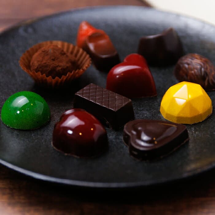 【ふるさと納税】 チョコレート 10個 15個 20個 ボンボンショコラ チョコ 詰め合わせ 冷蔵 プレゼント バレンタイン ホワイトデー デザート スイーツ ギフト 洋菓子 お菓子 食べ比べ 贈り物 贈答 お祝い 人気 ランキング 高評価 記念日 パティスリーポムホッペ 埼玉県 羽生市 thumbnail 2