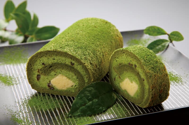 【ふるさと納税】 抹茶 ロールケーキ 2本 静岡 お茶 スイーツ お菓子 ふんわり しっとり 生地 甘納豆 和菓子 贈り物 ギフト デザート カフェ 抹茶スイーツ 手土産 おやつ 三島市 静岡県