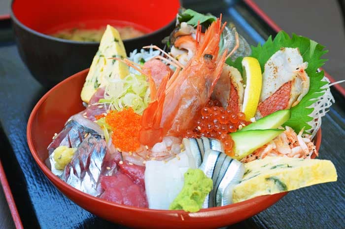 W06【ふるさと納税】【定期便 全6回】伊東魚市場より仕入れる地魚てんこ盛り！お食事処信海の「信海丼」お食事券1枚 毎月1回×6回