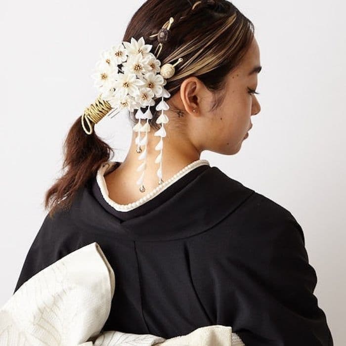 【セール40%オフ】髪飾り「けん菊下がり」公式 ふりふ かんざし 髪飾り ヘアアクセ つまみ細工 つまみかんざし つまみ簪 シルク 正絹 和装 古典 藤下がり 豪華 赤 白 レトロ モダン 結婚式 7才 舞妓かんざし ふりふオリジナル ギフト プレゼント 実用的 セレモニー 袴 thumbnail 3