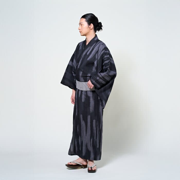 【セール10%オフ】メンズ浴衣単品 「 ハナウタ・墨書き 」公式 ふりふ 公式 ふりふ セレクト カジュアル 浴衣 ゆかた メンズ 男性 紳士 10代 20代 30代 40代 50代 大人 花火大会 夏祭り 単品 ポリエステル 和風 古典 ベーシック 洗える 洗える浴衣 thumbnail 2