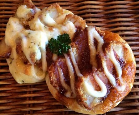 【2種のチキンカツ】チキンカツをソースとタルタルソースの2種のソースで味わう惣菜パン