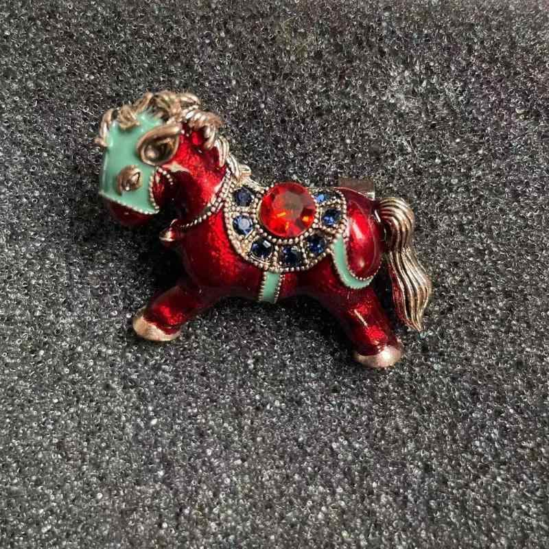 ブローチ 男女兼用 干支 馬 キャラクター 亜鉛合金 電気メッキ加工 コート セーター ジャケット バッグ 帽子 ファッション カジュアル フォーマル 通勤 春夏 ゴールド レッド ギフト 記念品