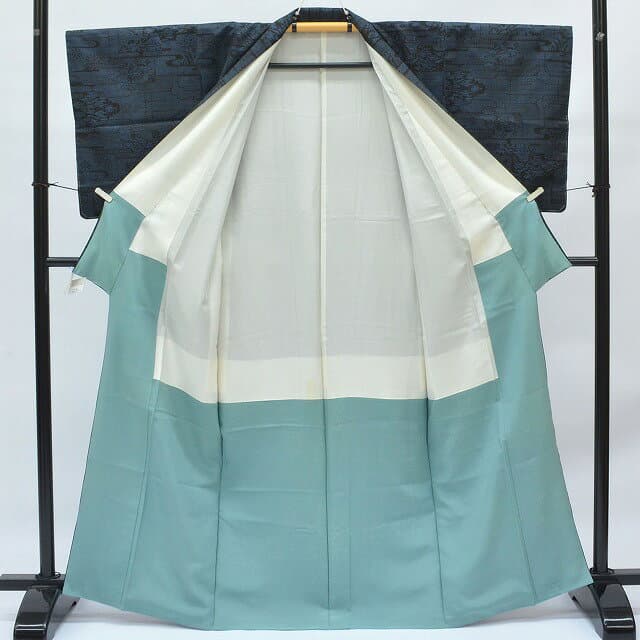 ＼17周年SALE★ポイント10倍+50%OFF／【中古】 大島紬 着物 正絹 リサイクル 身丈154.6cm 裄丈63.4cm 仕立て上がり 純泥染め 証紙有 クリーニング済み つむぎ S M 紺色系 風景文様 【 紬 紬の着物 リサイクル紬 正絹 袷 紬 着物 中古 古着 アウトレット 送料無料】qq1063a22 thumbnail 3