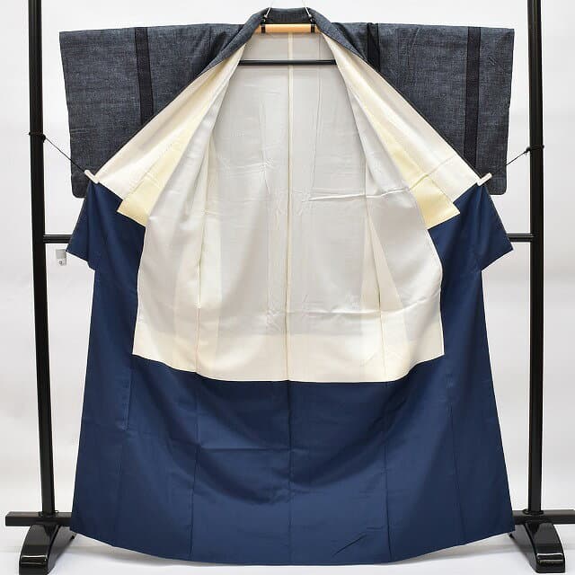 ＼P10倍＋50%OFF／【中古】 リサイクル着物 身丈157.3cm 裄丈64cm 真綿紬 正絹 仕立て上がり つむぎ M 紺色系 亀甲絣文様 特品 [ 着物 中古 帯 リサイクル 振袖 浴衣 袴 和服 古着 ] rr1970b thumbnail 3