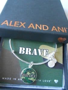 【送料無料】ブレスレット　アクセサリ—　アレックスワイヤーブレスレットシルバーalex and ani armed forces brave expandable wire bracelet shiny silver nwtbc