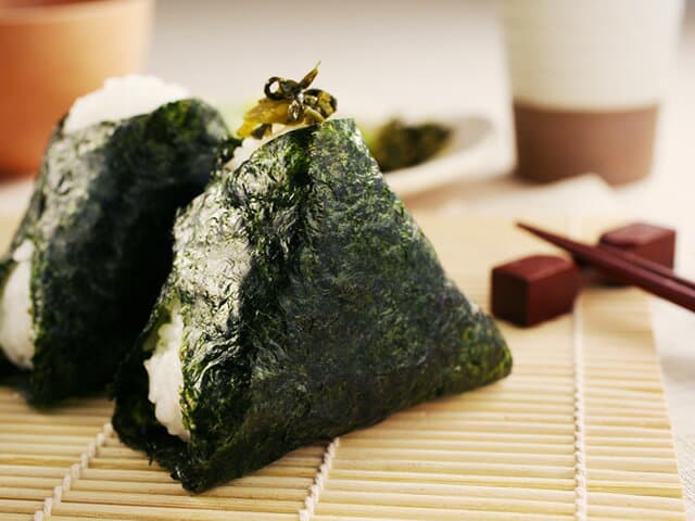 あらっ！ビックリ！！おにぎりがスッポリ♪包まれるお客様から好評があるビックリな！おにぎり海苔30枚