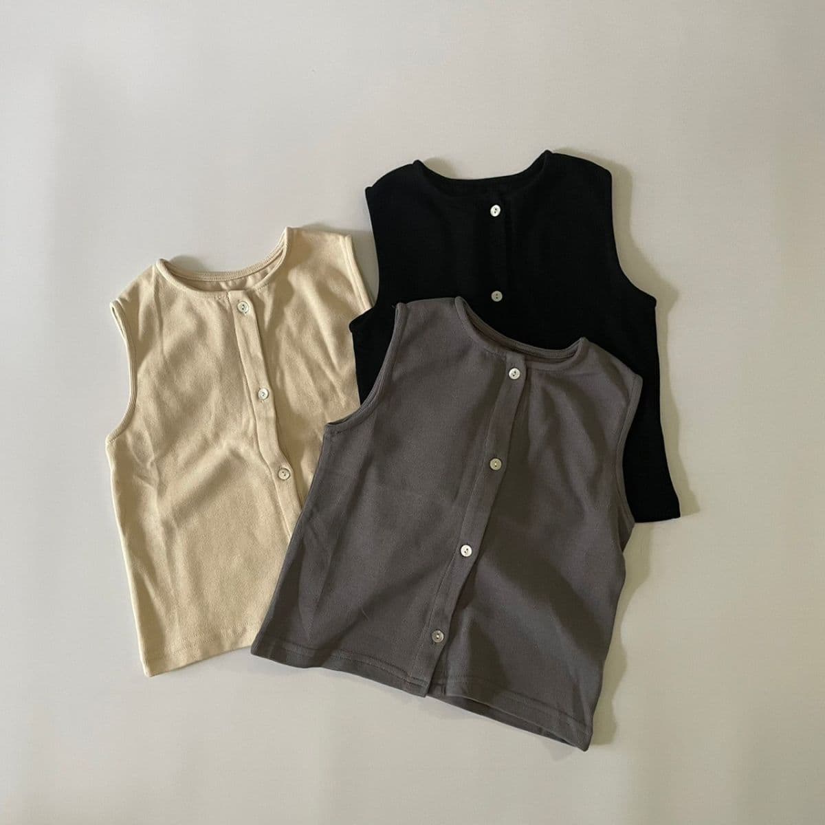 ＼50%OFFセール／ ベビー キッズ ベスト shell button vest コットン リブ 女の子 男の子 ユニセックス シェルボタン 可愛い 60cm 66cm 70cm 73cm 80cm 90cm 100cm 輸入 子供服 春 熱 秋 冬 オールシーズン 送料無料