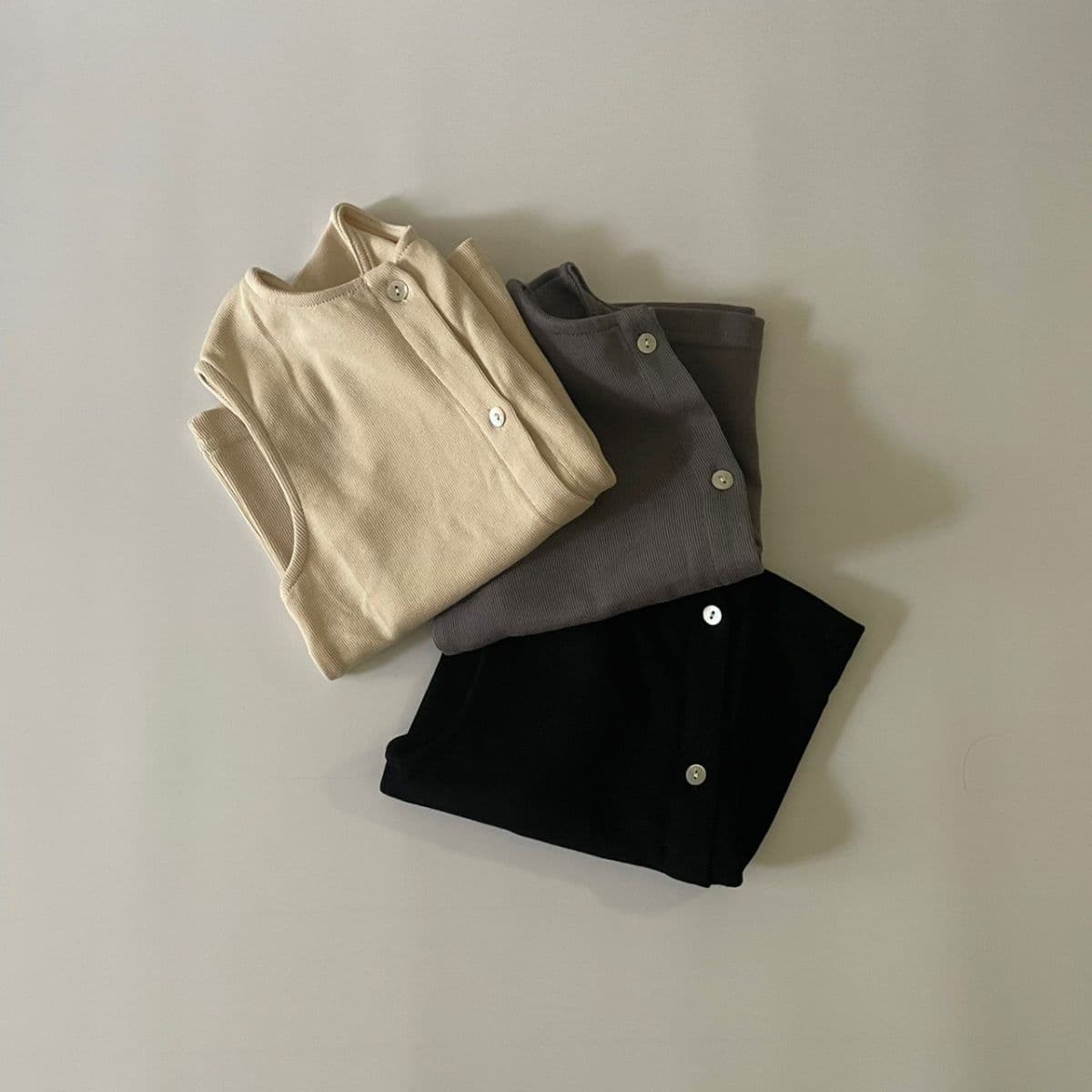 ＼50%OFFセール／ ベビー キッズ ベスト shell button vest コットン リブ 女の子 男の子 ユニセックス シェルボタン 可愛い 60cm 66cm 70cm 73cm 80cm 90cm 100cm 輸入 子供服 春 熱 秋 冬 オールシーズン 送料無料 thumbnail 2
