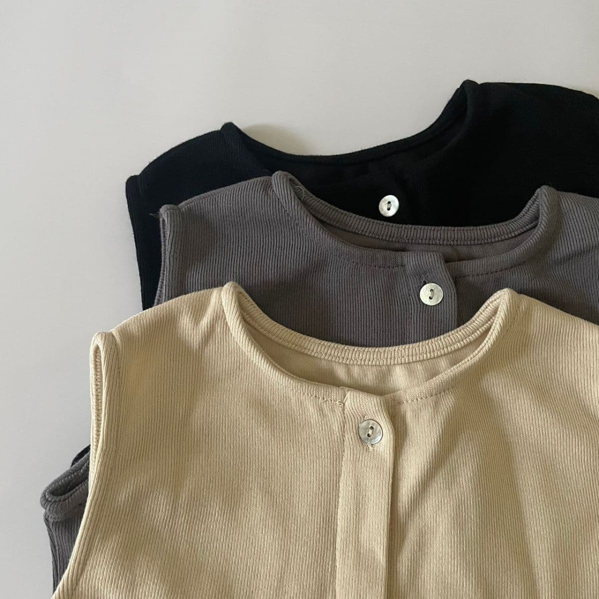 ＼50%OFFセール／ ベビー キッズ ベスト shell button vest コットン リブ 女の子 男の子 ユニセックス シェルボタン 可愛い 60cm 66cm 70cm 73cm 80cm 90cm 100cm 輸入 子供服 春 熱 秋 冬 オールシーズン 送料無料 thumbnail 3