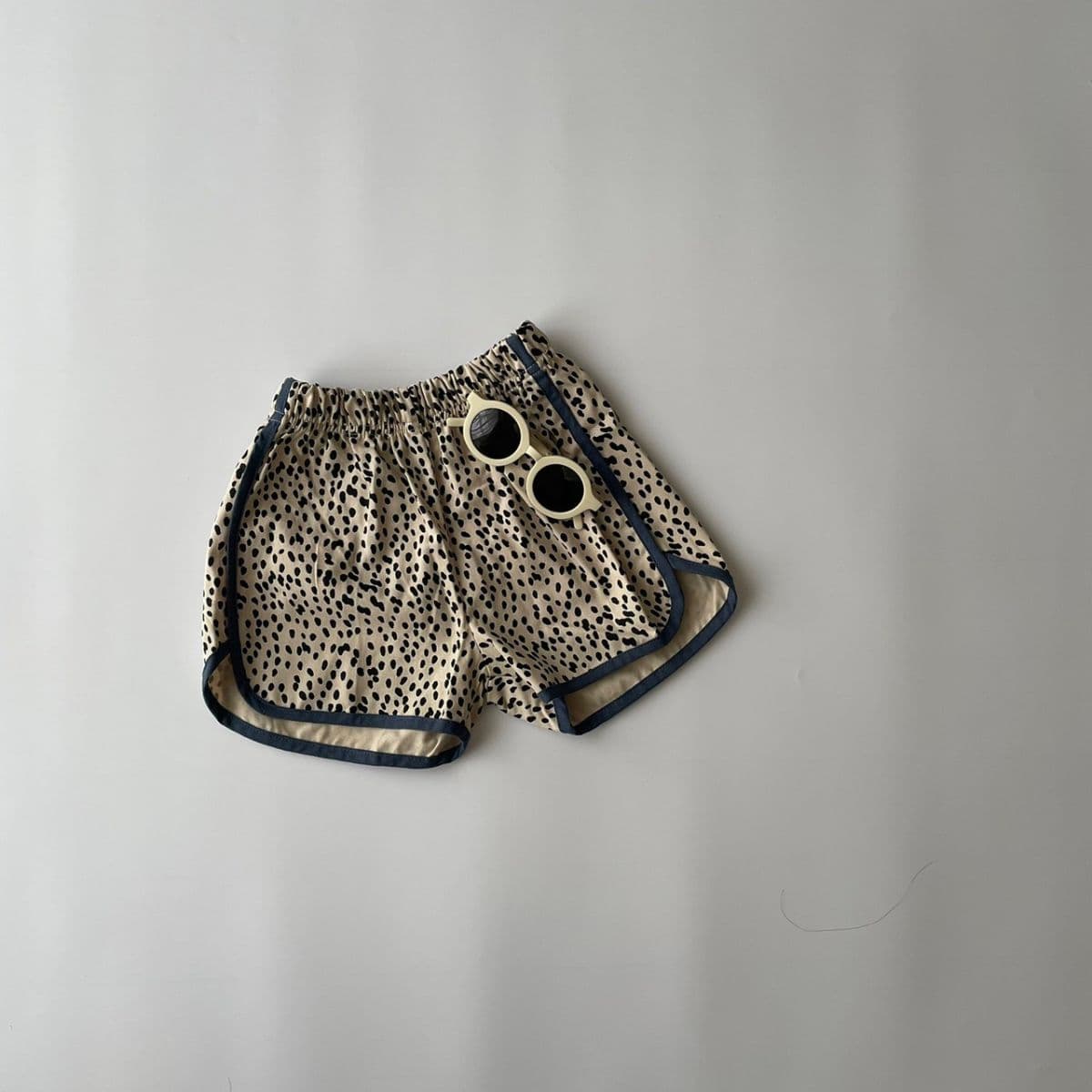 ベビー キッズ 女の子 男の子 ショートパンツ dalmatian short pants パイピング ダルメシアン 柄 ショート丈 キュロット ショーパン コットン ボトム ズボン 綿 可愛い 80cm 90cm 100cm 110cm 120cm 130cm 海外 輸入 インポート 子供服 春 夏 秋 送料無料 thumbnail 2
