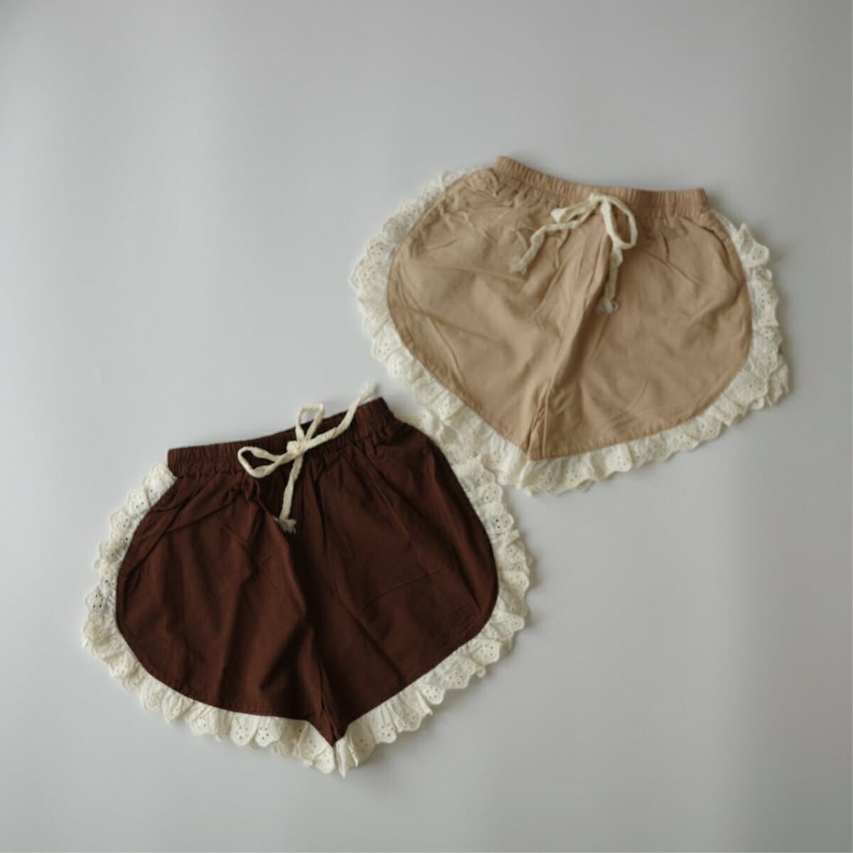 ベビー キッズ 女の子 ショートパンツ hem lace short pants ヘム パイピング レース ショート丈 キュロット ショーパン コットン ボトム ズボン 綿 可愛い 70cm 80cm 90cm 100cm 海外 輸入 インポート 子供服 春 夏 秋 送料無料 thumbnail 2