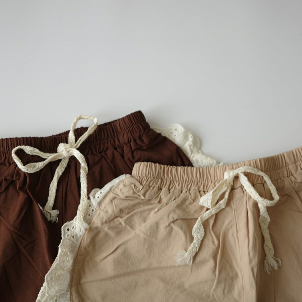 ベビー キッズ 女の子 ショートパンツ hem lace short pants ヘム パイピング レース ショート丈 キュロット ショーパン コットン ボトム ズボン 綿 可愛い 70cm 80cm 90cm 100cm 海外 輸入 インポート 子供服 春 夏 秋 送料無料 thumbnail 3
