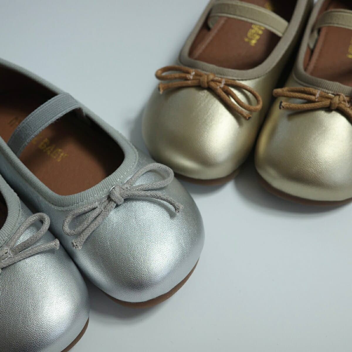 ベビー キッズ 靴 metallic ribbon pumps メタリック ゴールド シルバー リボン パンプス ストラップ シューズ レザー 合皮 皮 おしゃれ かわいい 女の子 13~19cm 子供 お出かけ イベント フォーマル 韓国 風 海外 輸入 子供服 春 夏 秋 冬 送料無料 thumbnail 3