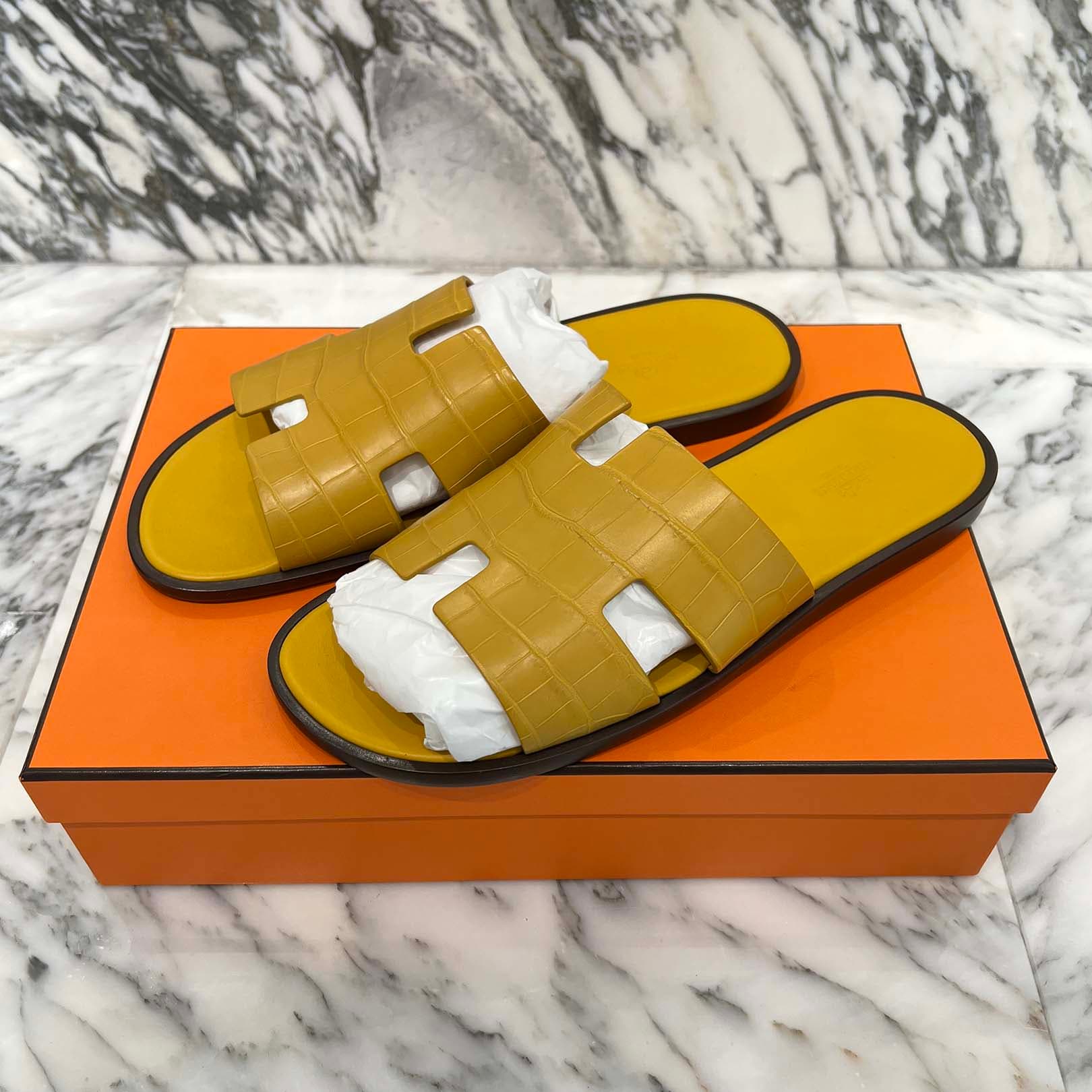 HERMES Izmir Alligator Flat Sandals Size 44(約29.0cm) エルメス イズミール アリゲーター フラットサンダル スリッパ エキゾチックレザー Hロゴモチーフ ミモザイエロー サイズ44(約29.0cm)【260124】【新古品】