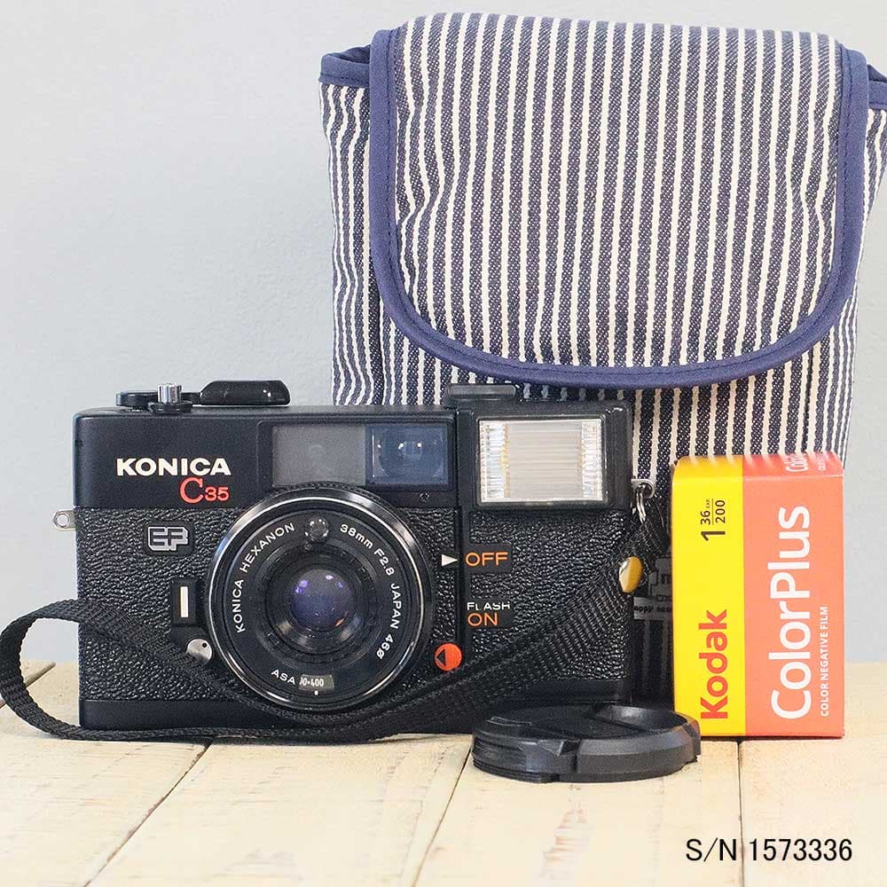 【整備済】【保証付 】　コニカ　KONICA C35 EF　S/N 1573336（ケース・フイルム付セット）　フィルムカメラ　フイルムカメラ　【中古】