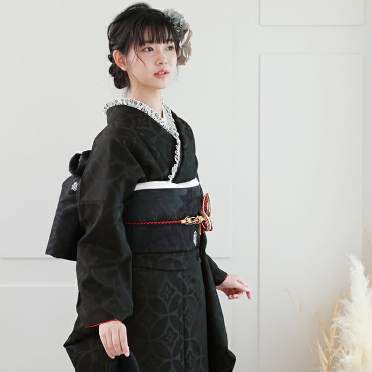 【レンタル】【最大20日間】成人式 振袖 フルセットレンタル 24点フルセット 無地 シンプル 流行り 「黒地に花紋」成人式 結婚式 フォーマル 黒色 黒 フリルレース thumbnail 3