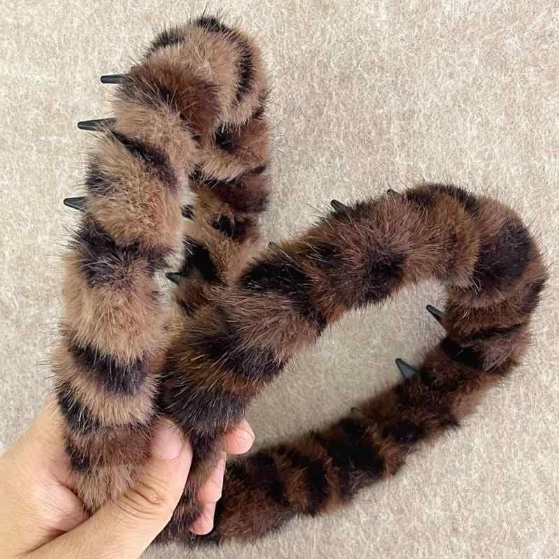 ヘアバンド レディース ふわふわ 起毛素材 ヒョウ柄 レオパード スイート クール 甘辛 前髪固定 アホ毛対策 ギザギザ歯 ウェーブ ボリュームアップ 洗顔 メイク 滑り止め ヘッドバンド 秋冬 ファッション小物 デイリーユース