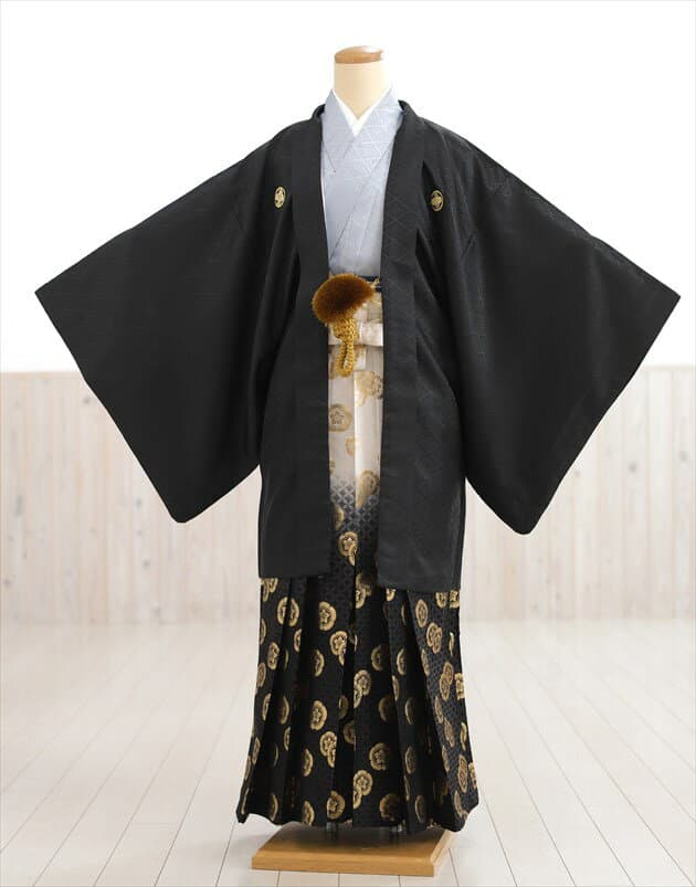 【レンタル】紋付袴レンタル 卒業式 結婚式 mo820 着物レンタル メンズ 男性着物フルセット 羽織袴 袴レンタル かっこいい おしゃれ 人気 貸衣装 kimono 前撮り イベント 和服「黒地羽織に武田菱×グレー着物」