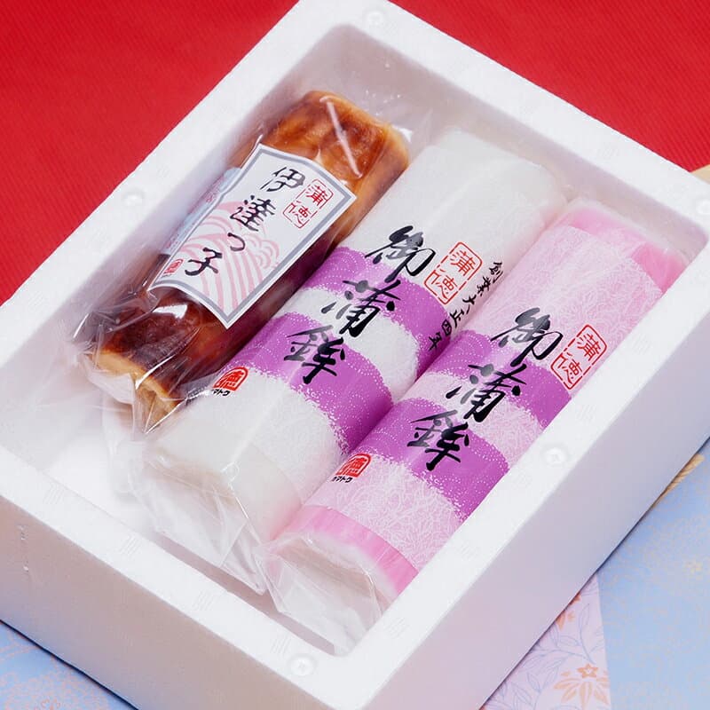 おうちのおせちにやお祝い事に！紅白かまぼこと伊達巻をセットにした「おてごろセット（ミニ）」冷蔵便　紅蒲鉾(小板) 白蒲鉾(小板) 各1本 伊達っ子(伊達巻小) 1本 正月 おせち 年末年始 新年 かまぼこ 伊達巻 練り物 化学調味料不使用 蒲徳 詰合せ 酒田市 庄内