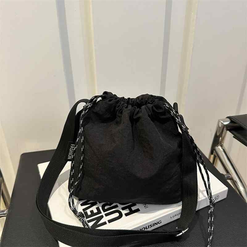 バッグ レディース ショルダーバッグ 大容量 韓国風 巾着バッグ バケットバッグ ナイロン 斜めがけ 通勤 普段使い ブラック