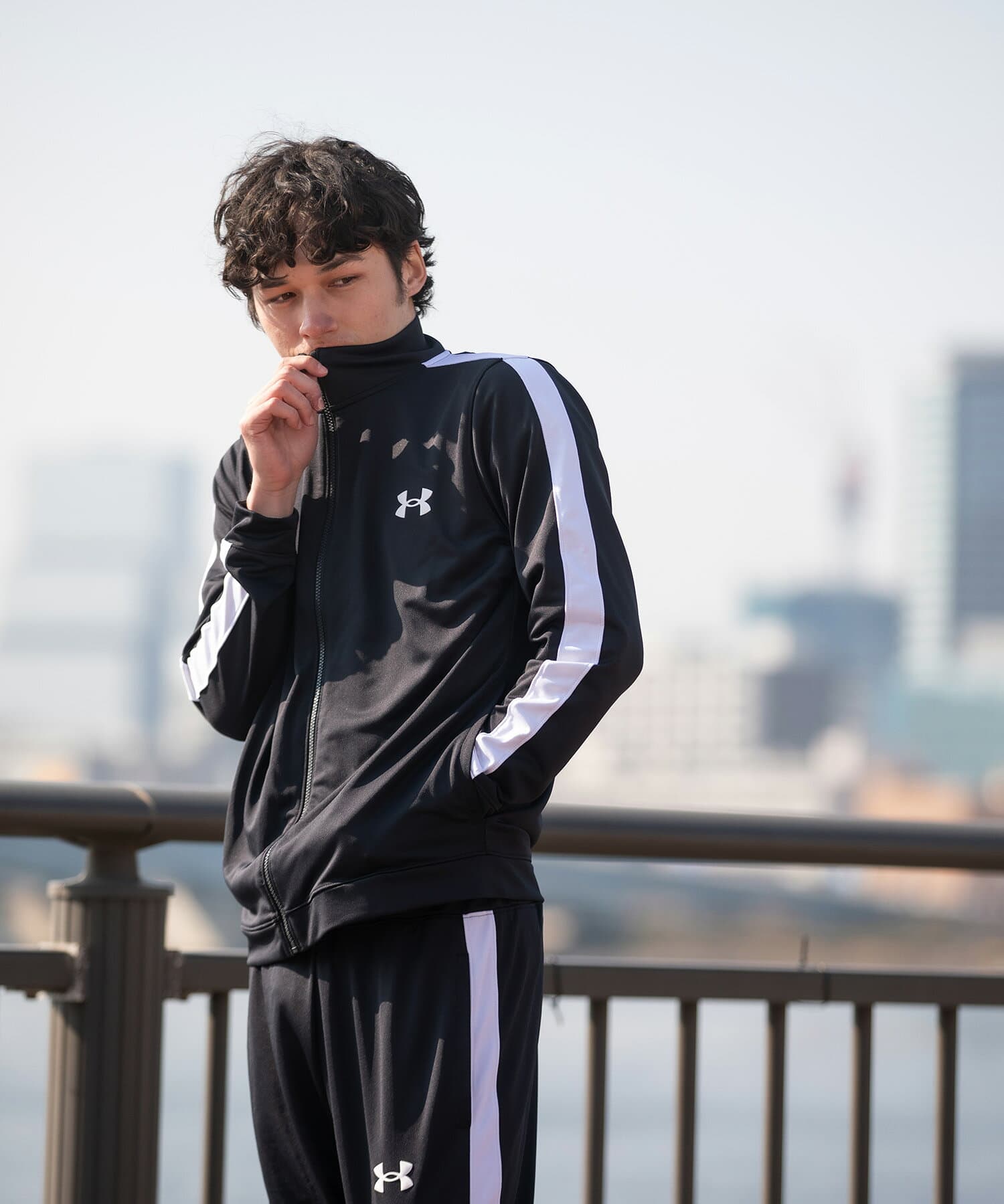 【20％OFF】公式 アンダーアーマー UNDER ARMOUR メンズ UAライバル 二ット トラックスーツ スポーツスタイル セットアップ 上下セットアップ ジャージ上下 スポーツウェア 吸水速乾 1357139 ブラック/ホワイト thumbnail 2