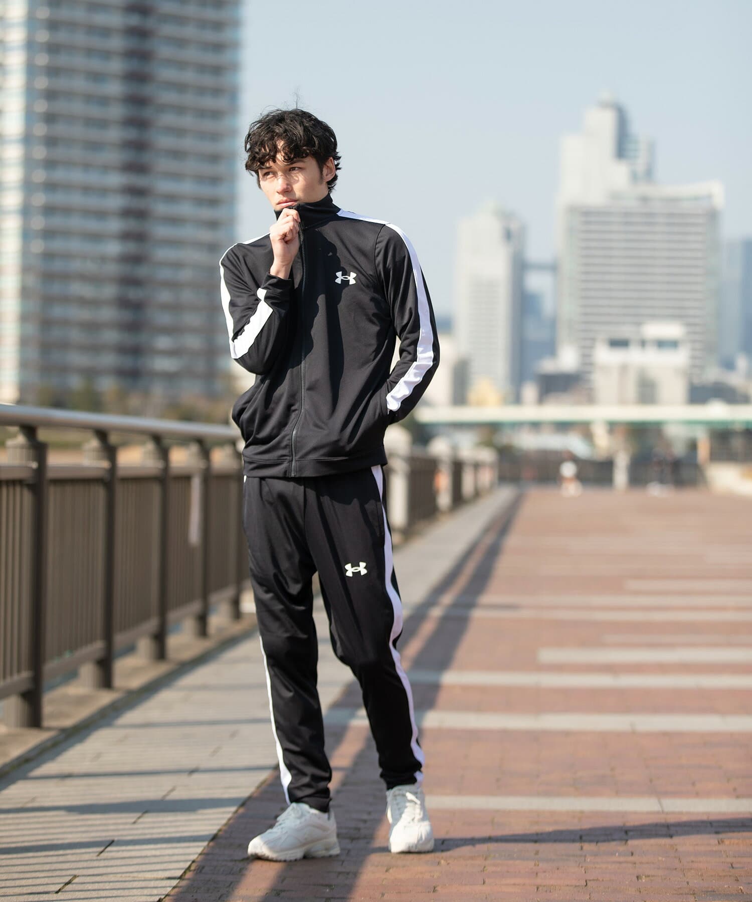 【20％OFF】公式 アンダーアーマー UNDER ARMOUR メンズ UAライバル 二ット トラックスーツ スポーツスタイル セットアップ 上下セットアップ ジャージ上下 スポーツウェア 吸水速乾 1357139 ブラック/ホワイト thumbnail 3
