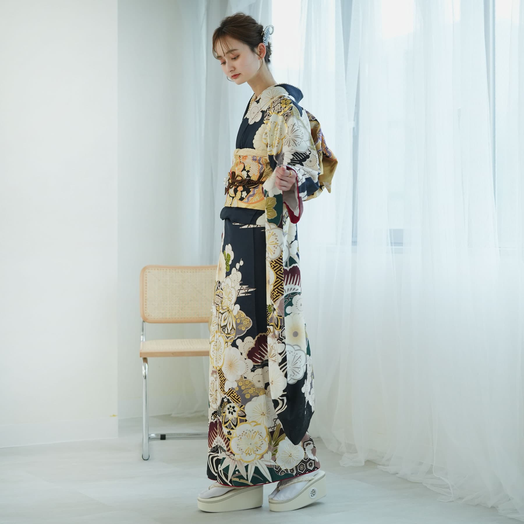 【レンタル】【振袖 正絹着物+袋帯 21点セット 絵羽 褐返の梅づくし】着物セット 女性 成人式 結婚式 前撮り20歳 20才 二十歳 はたち 正装 和装 フォーマル 晴れ着 記念撮影 足袋プレゼント 往復送料無料◆2027年1月分受付終了◆ thumbnail 2