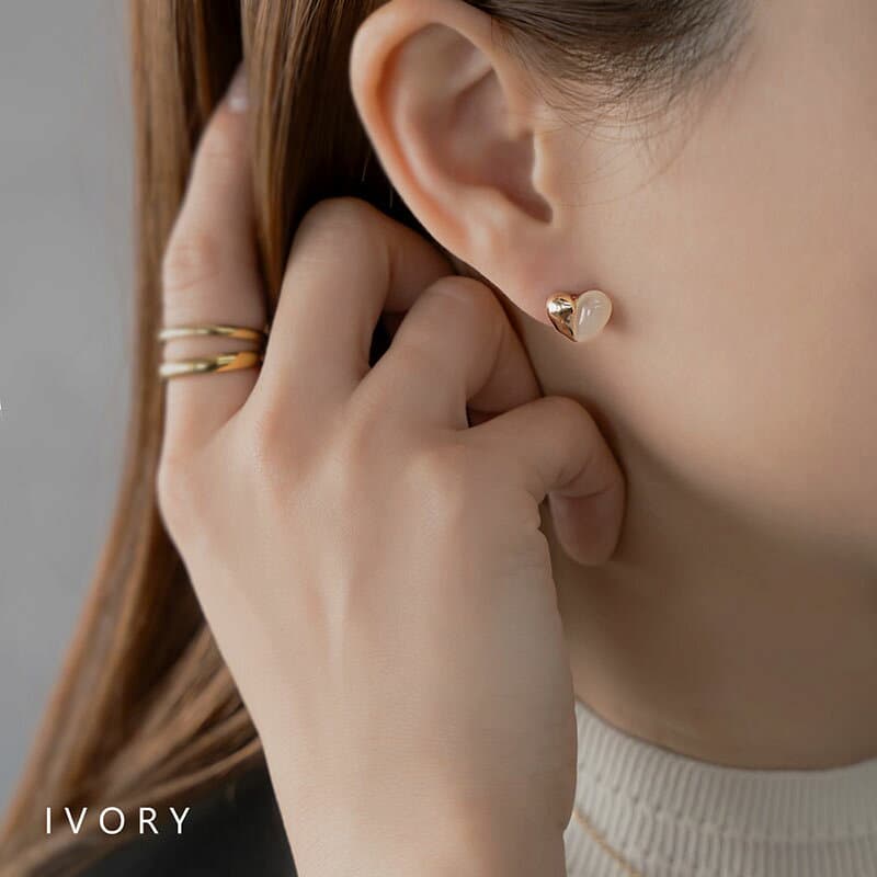 【10/10～10/12は20%OFFクーポン&P10倍】 ピアス チタンポスト ニッケルフリー 金属アレルギー ハート アシンメトリー バイカラー メタル レディース ゴールド 大人かわいい 普段使い シンプル オケージョン 結婚式 オシャレ メール便送料無料 thumbnail 3