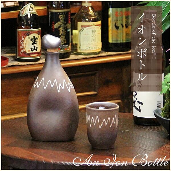 【今だけ限定10%OFFクーポン配布中】マイナスイオンボトル 焼酎サーバー イオンボトル ラジウムボトル 水 イオン水 健康 美容 ミネラルウォーター 信楽焼 保存 焼酎サーバー ion-bottle thumbnail 3