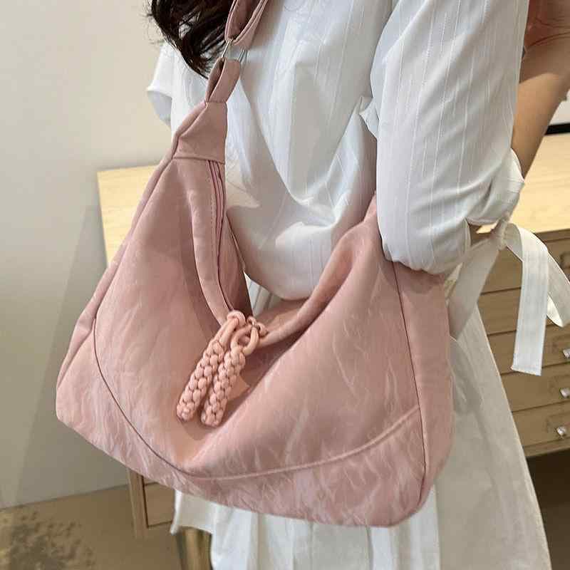 レディース 春 トートバッグ 大容量 高級感 マット仕上げ スタイル ショルダーバッグ ファッション 普段使い 軽量 肩掛け ハンドバッグ ベージュ系 ブラック