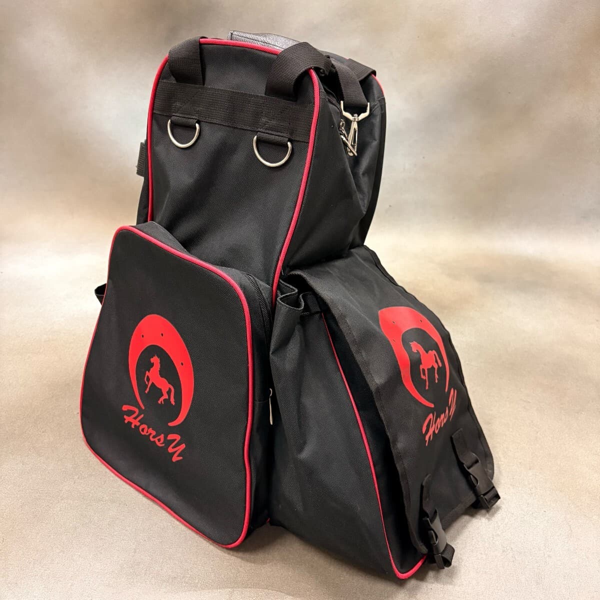 Horsy ホーシー 乗馬用 3WAY キャリーバッグ ブラック/レッド ブーツバッグ ヘルメットバッグ ショルダーバッグ 馬具用品収納 — 1/10