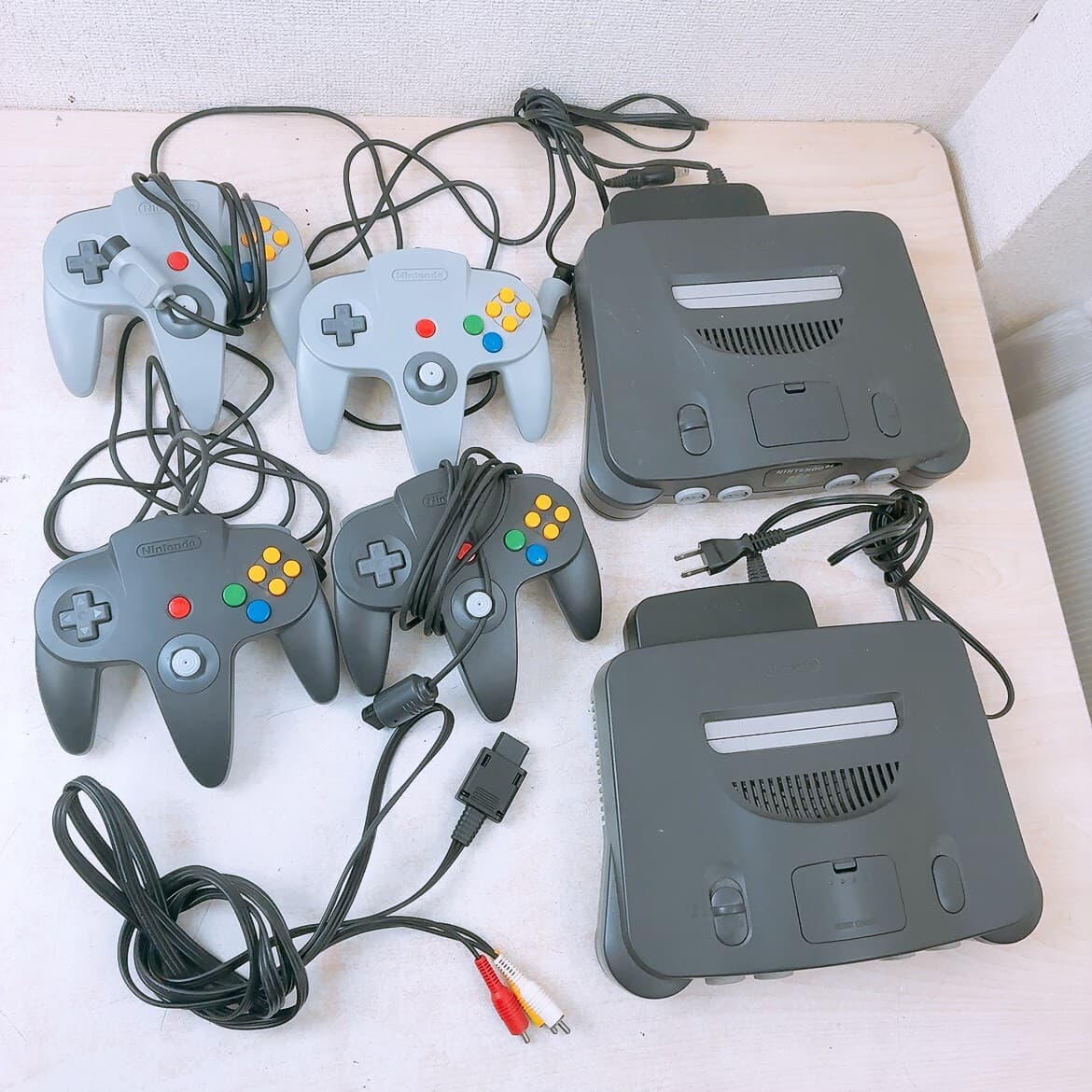 ニンテンドー64 本体2台&コントローラー4点まとめ Nintendo 任天堂 NINTENDO64 NUS-001(JPN) AVケーブル レトロゲーム ジャンク 現状品 — 1/8