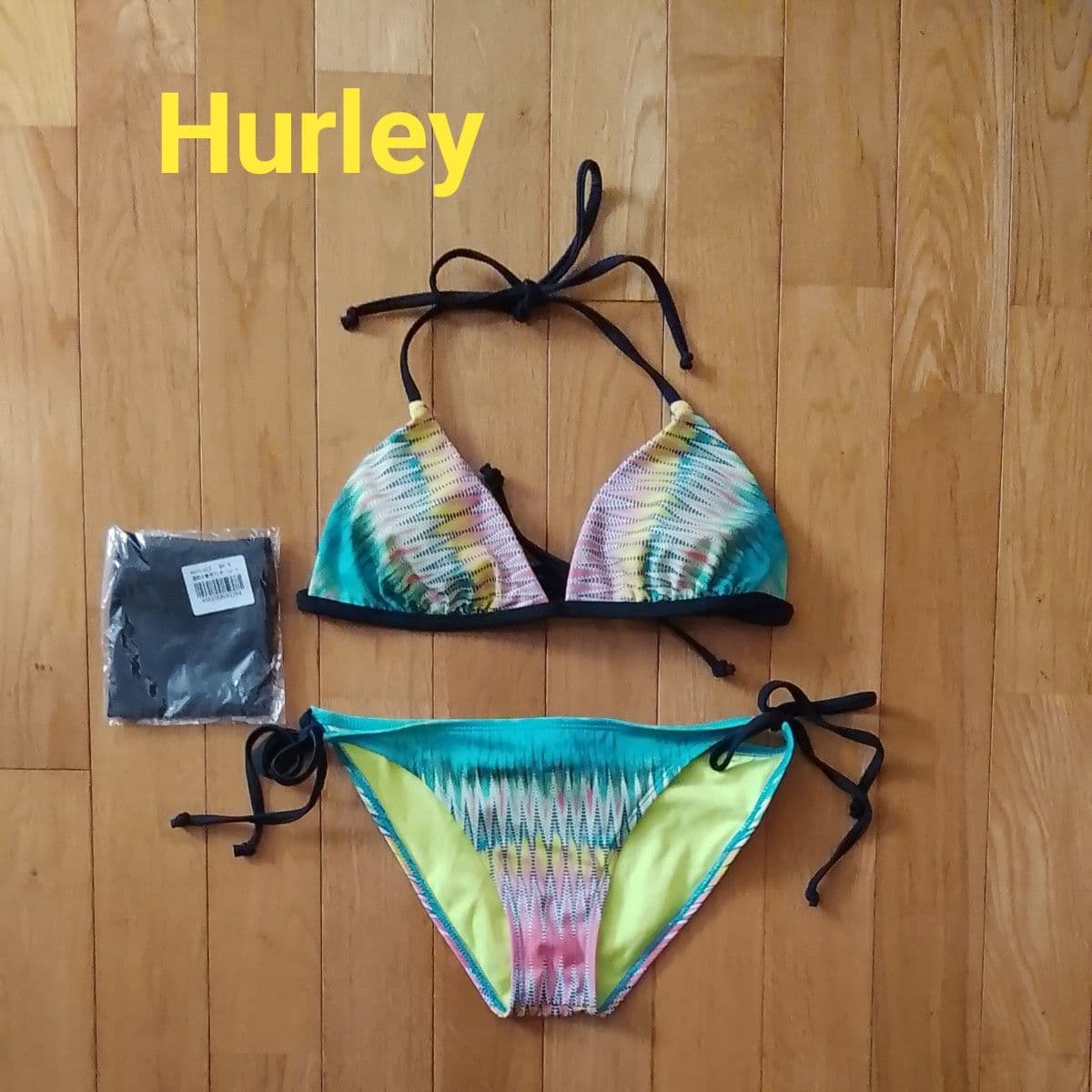 Hurley【ハーレー】レディース ビキニ 水着 ホルターネック マルチカラー セパレート、ホームクリーニング済み — 1/17